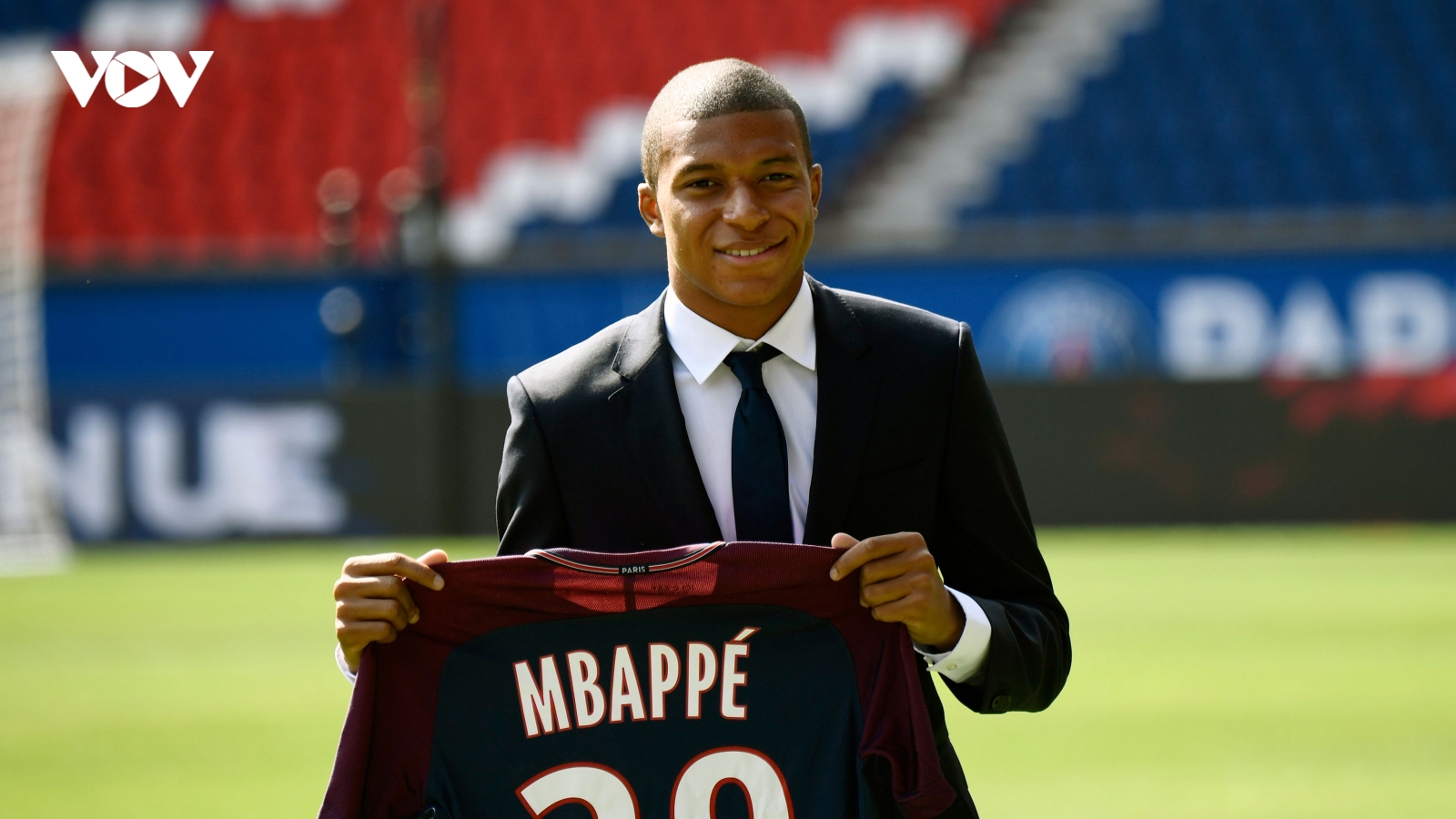 Ngày này năm xưa: PSG nổ "bom tấn'' Mbappe