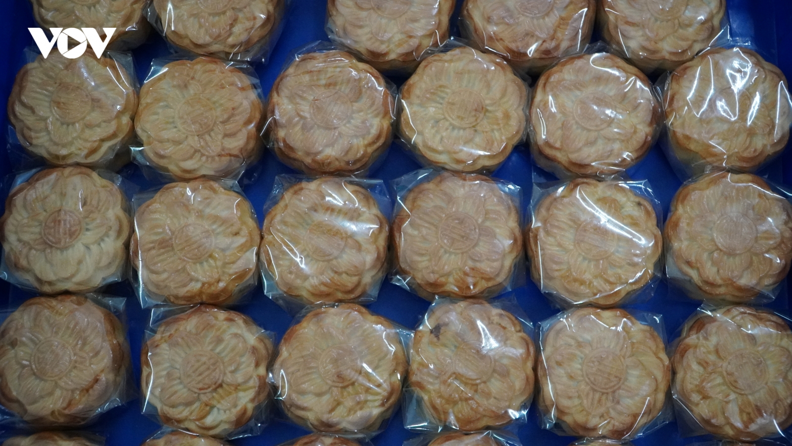 Cận cảnh quy trình làm bánh Trung thu truyền thống ở Xuân Đỉnh