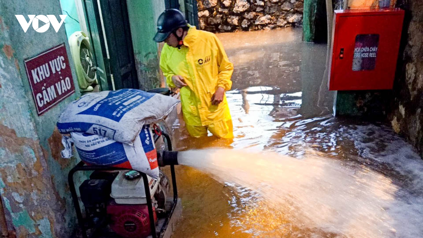 Hàng trăm công nhân dầm mưa thông cống, bơm nước trên đường phố Hà Nội