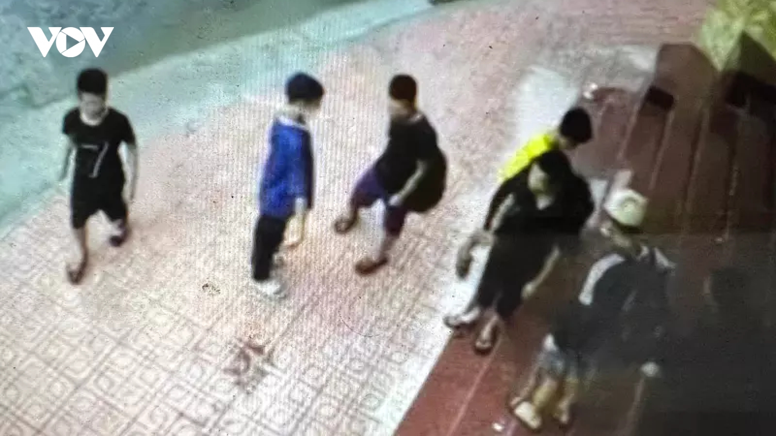 Bắt nhóm tuổi teen chém người, cướp tài sản ở Hà Nội
