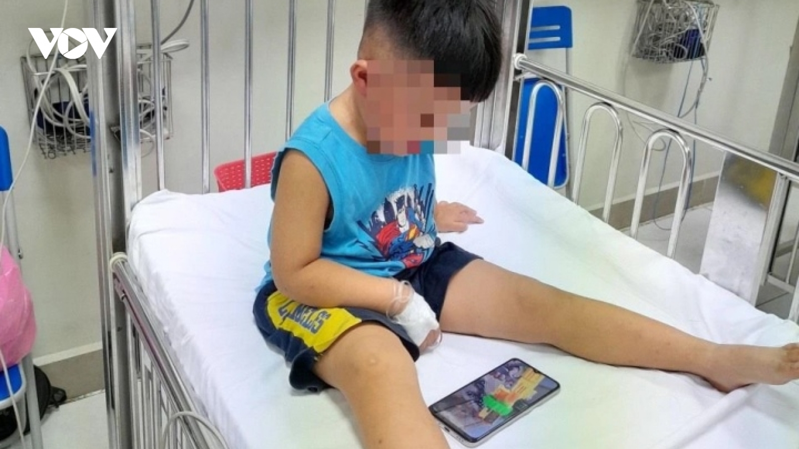 Bé trai hơn 3 tuổi ở Hà Nam bị hàng xóm nhốt trong tủ cấp đông
