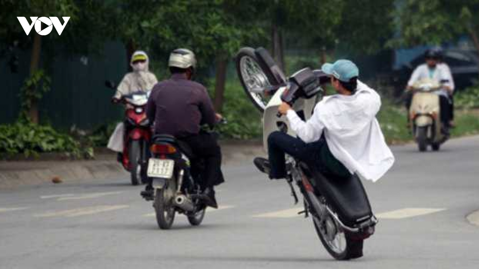 "Bốc đầu" xe máy để quay Tiktok, nam thanh niên sẽ chịu mức phạt nào?