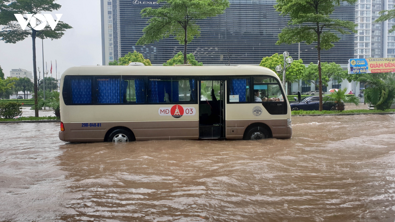 Khu vực tòa nhà Keangnam ngập kinh hoàng, ô tô chết máy hàng loạt