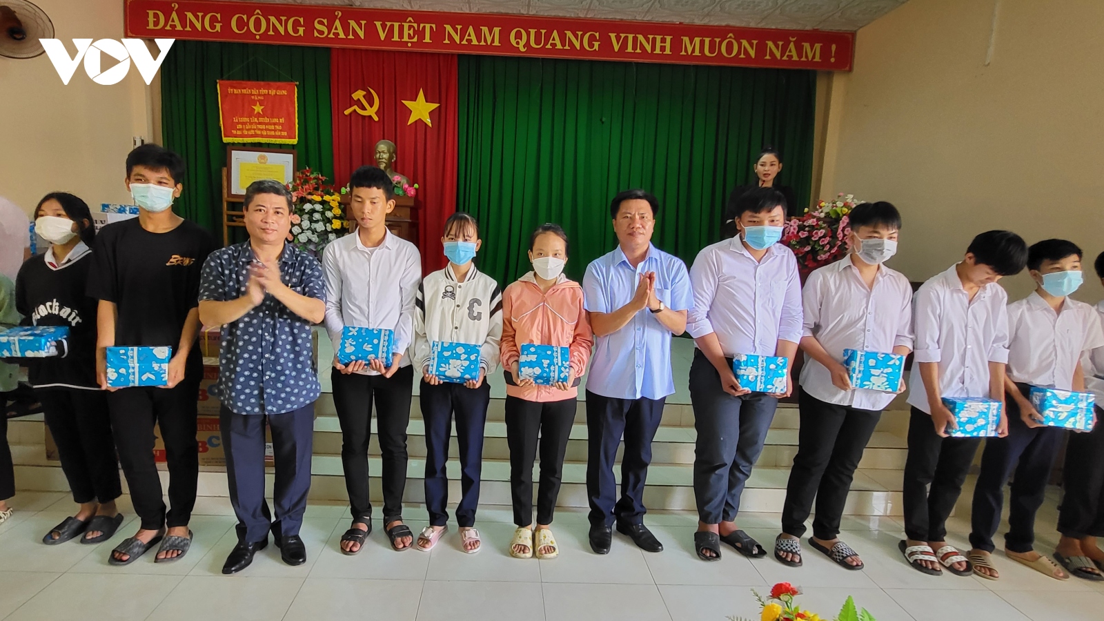 VOV - ĐBSCL thăm, tặng quà cho học sinh có hoàn cảnh khó khăn