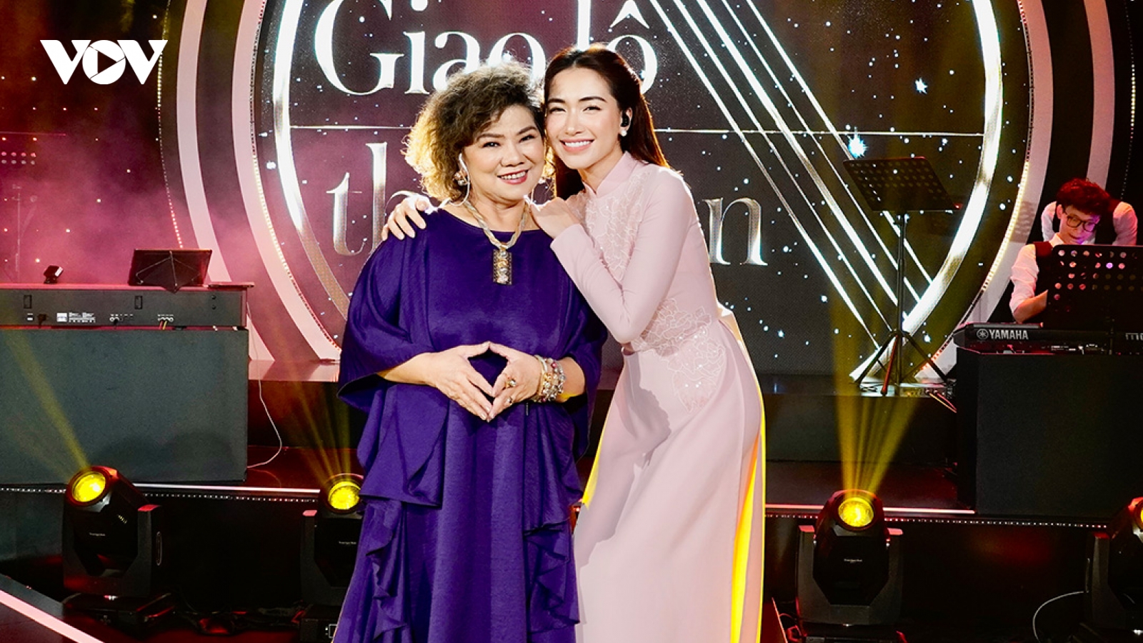 NSND Thanh Hoa thấy Hòa Minzy điệu hơn mình thời trẻ