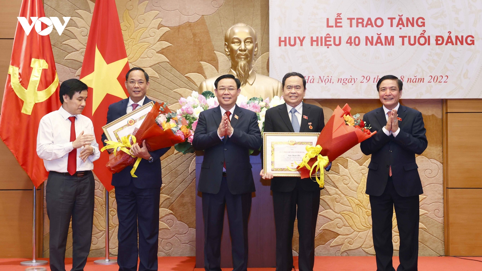 Chủ tịch Quốc hội Vương Đình Huệ dự Lễ trao tặng Huy hiệu 40 năm tuổi Đảng