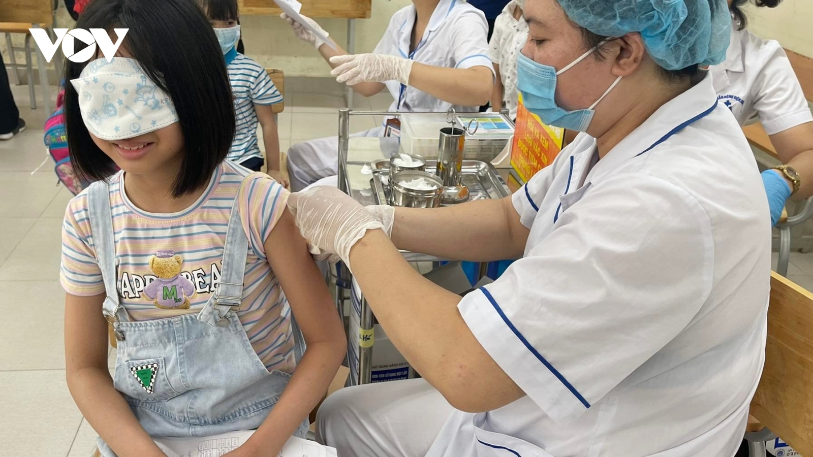 Phụ huynh thay đổi quyết định, cho con tiêm vaccine để năm học mới an toàn