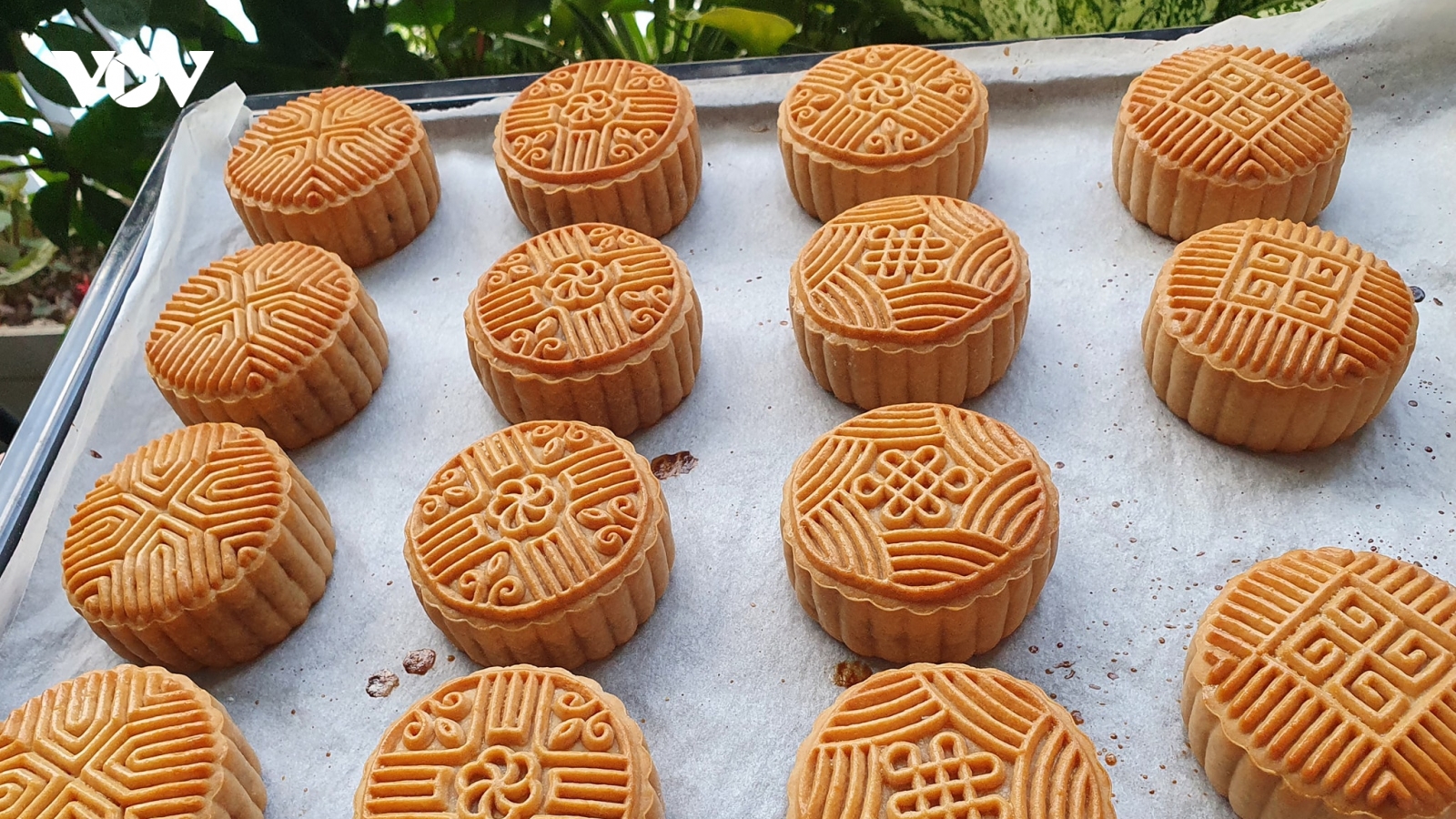 Làm bánh Trung thu - mang yêu thương về với gia đình