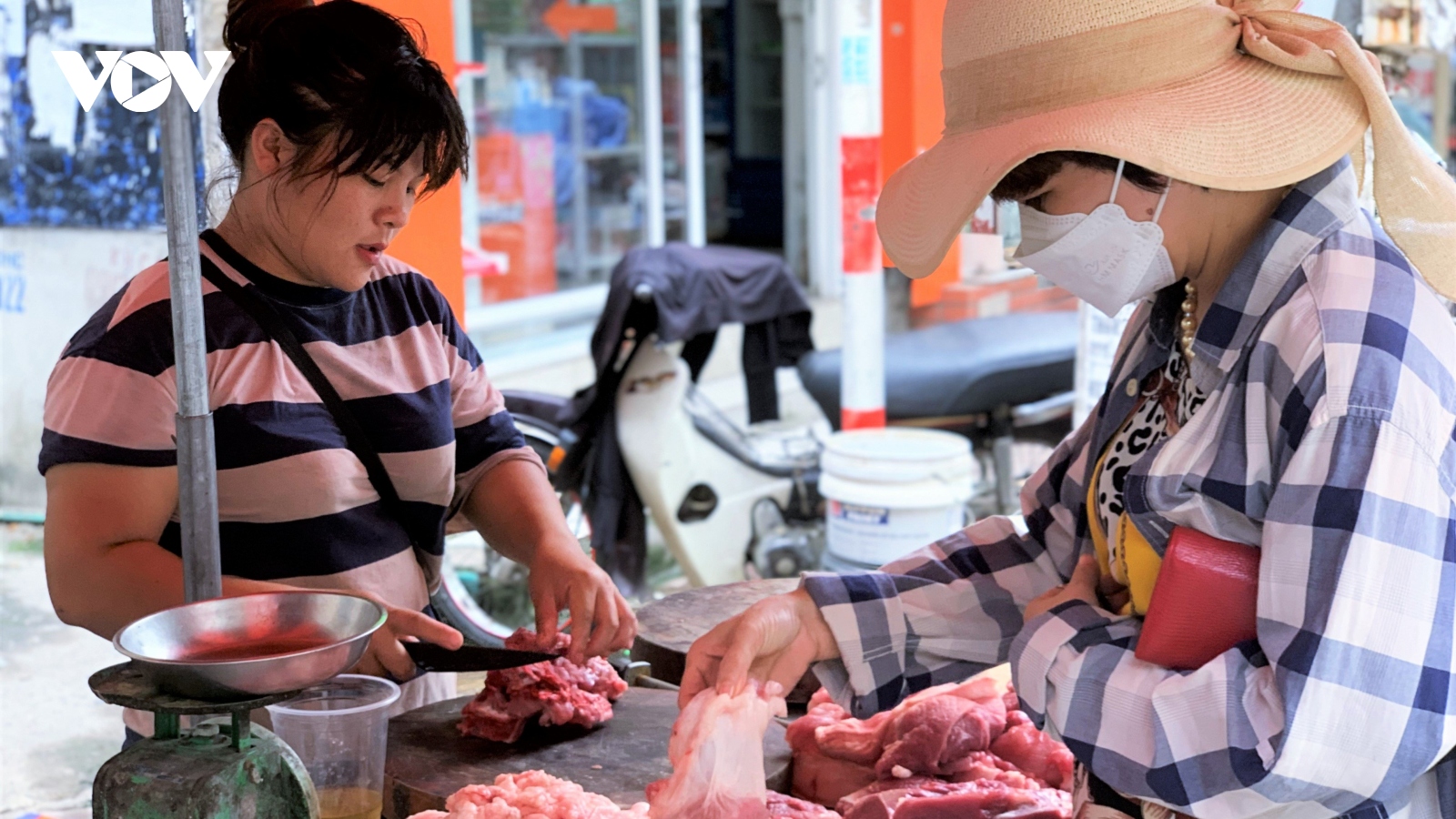 Giá thịt lợn tăng cao, người mua 10.000 đồng cũng bán