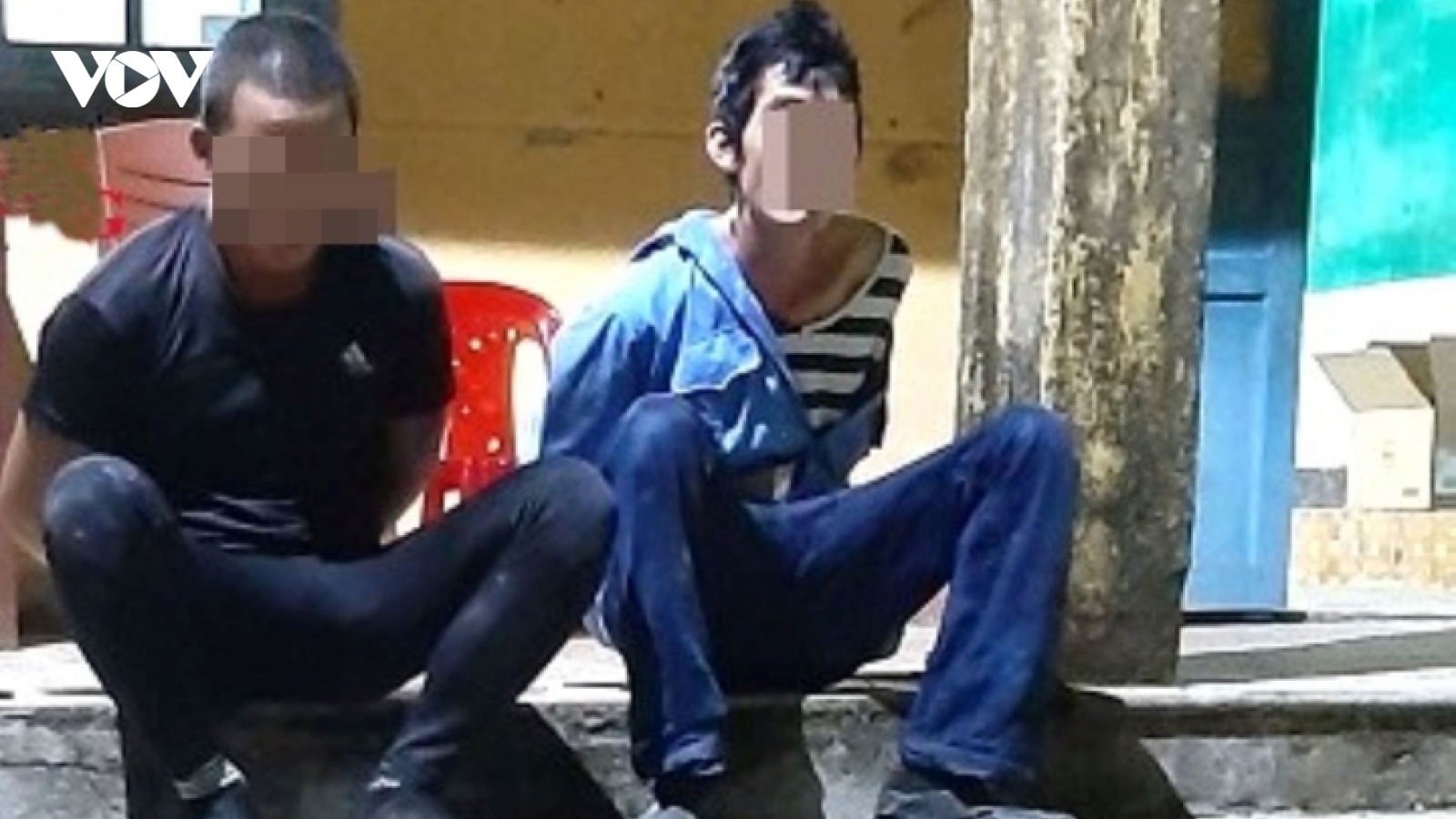 Dùng súng điện và bình xịt hơi cay đi trộm chó, 2 thanh niên bị bắt quả tang
