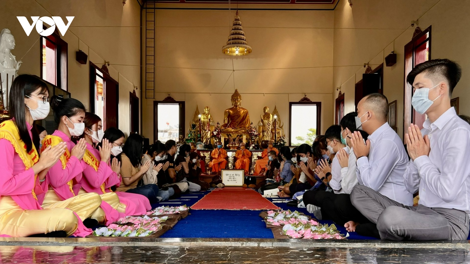 “Bông hồng cài áo” - Lễ Vu Lan báo hiếu của cộng đồng người Việt ở Thái Lan