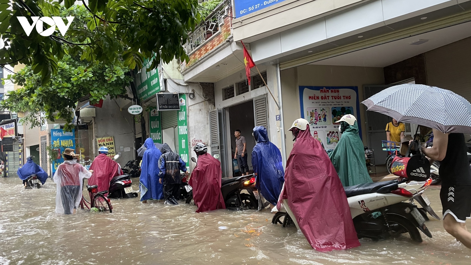 Cận cảnh người và xe bì bõm trên phố phường Hà Nội sau mưa lớn kéo dài