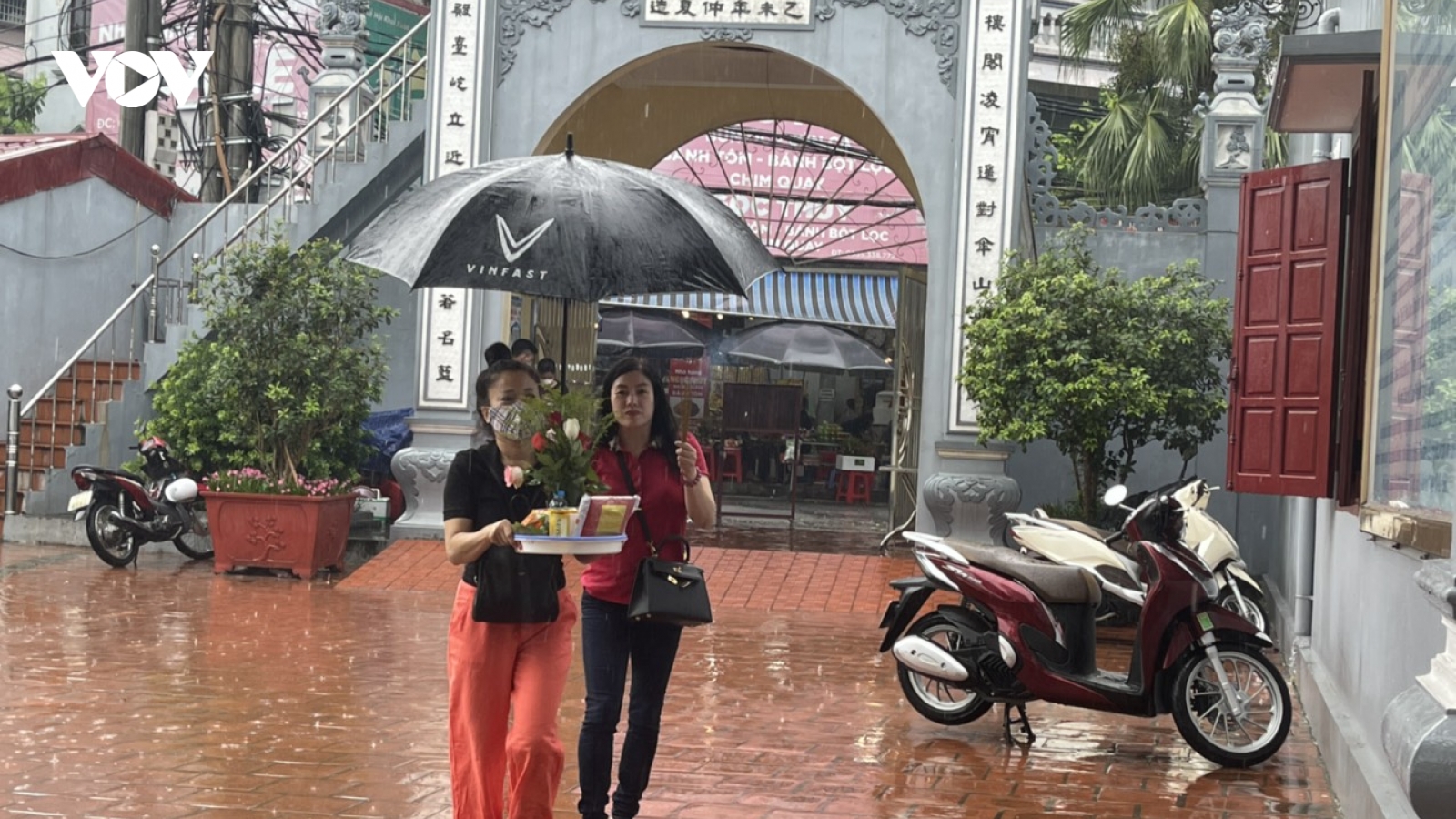 Người Hà Nội “đội mưa” đi lễ ngày rằm tháng 7