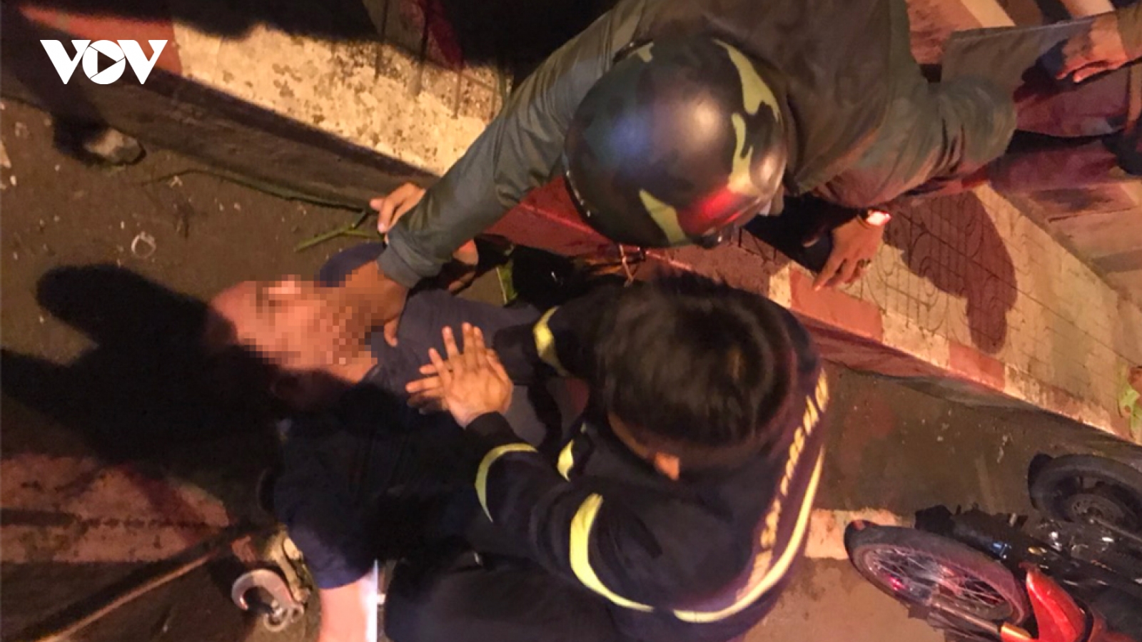 Kịp thời cứu sống người đàn ông nhảy cầu ở Bình Dương