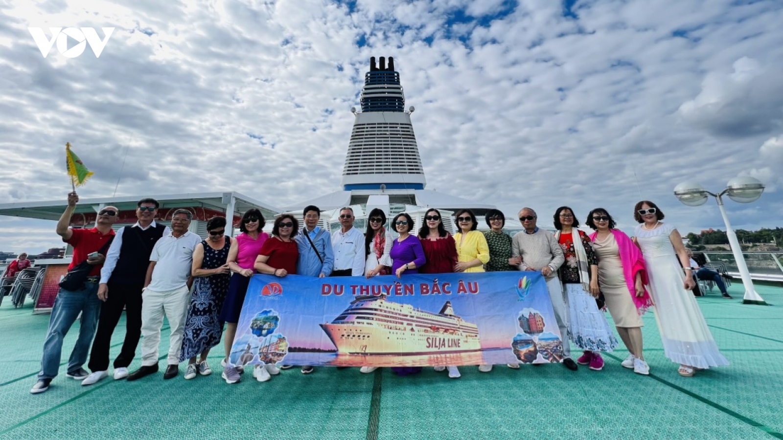 Tour nào phải "bẻ" hành trình sau động thái của Phần Lan?