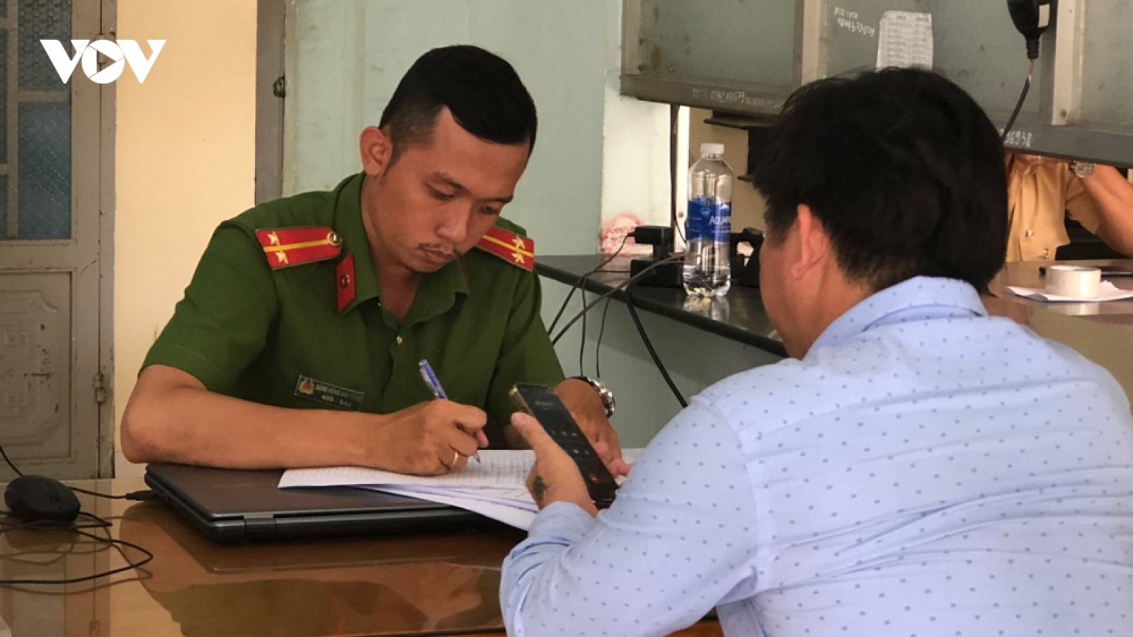 Truy tìm kẻ bảo kê xe đón, trả khách sai quy định tại Bình Dương
