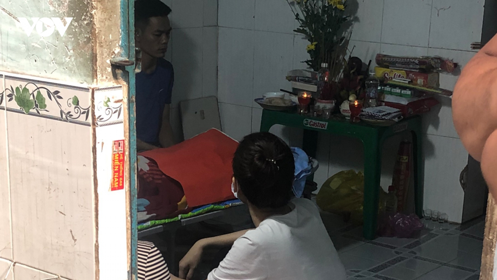 Xót xa vợ chồng công nhân đi làm, con trai 8 tuổi bị điện giật tử vong
