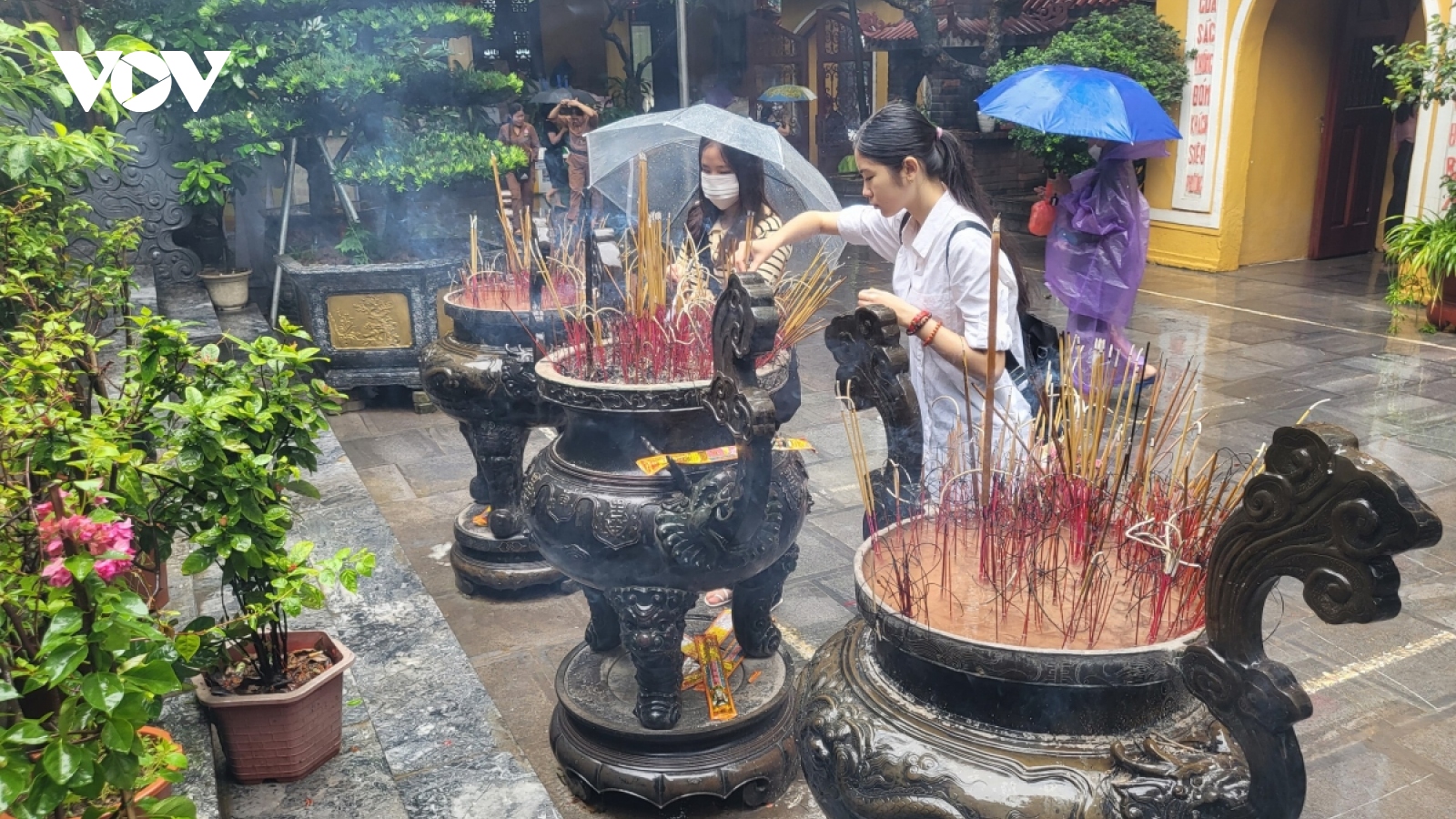 Hanoians flock to pagoda for Buddhist Vu Lan Festival 