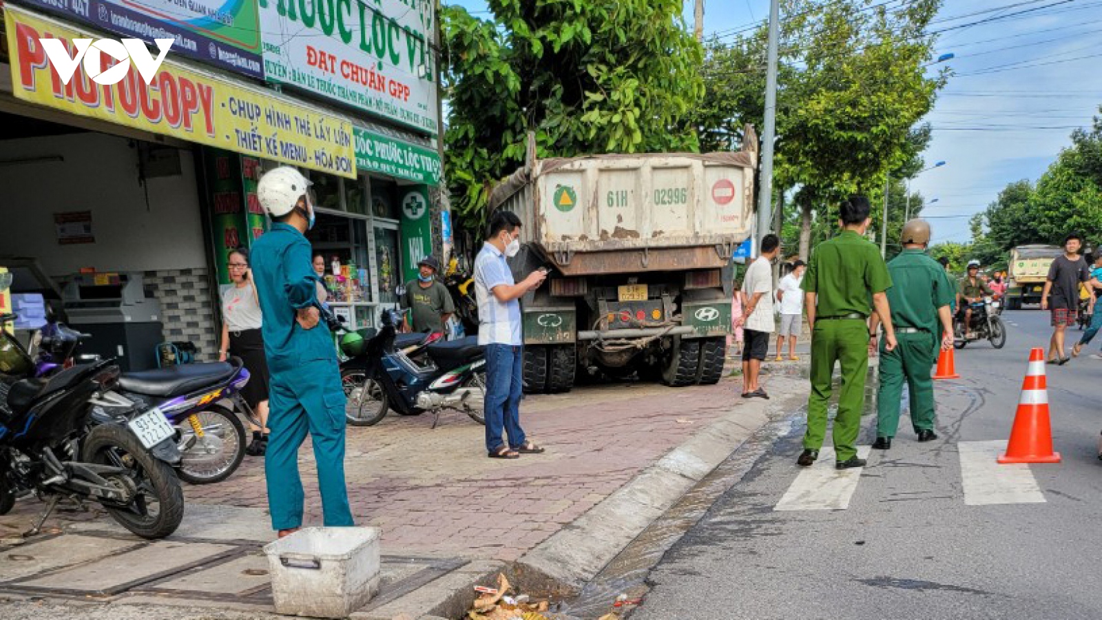 Hàng loạt xe máy bị xe ben húc văng, nhiều người bị thương ở Bình Dương