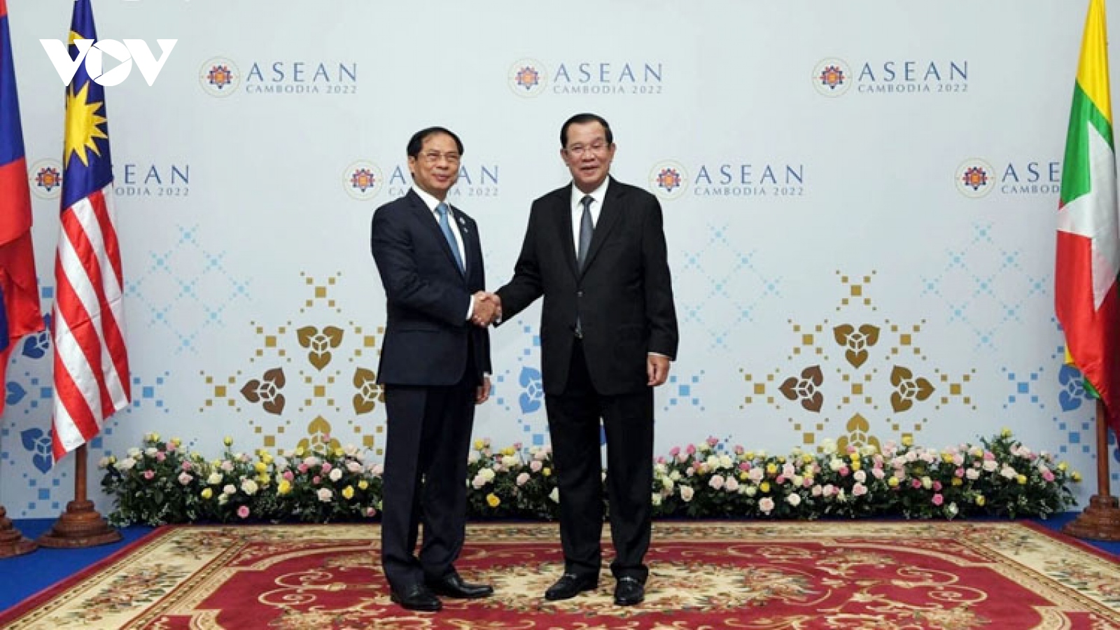 FM Bui Thanh Son pays courtesy visit to PM Hun Sen