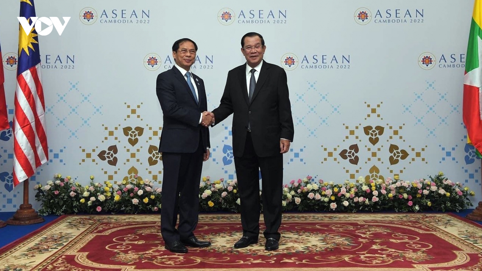 Bộ trưởng Ngoại giao Bùi Thanh Sơn chào xã giao Thủ tướng Hun Sen