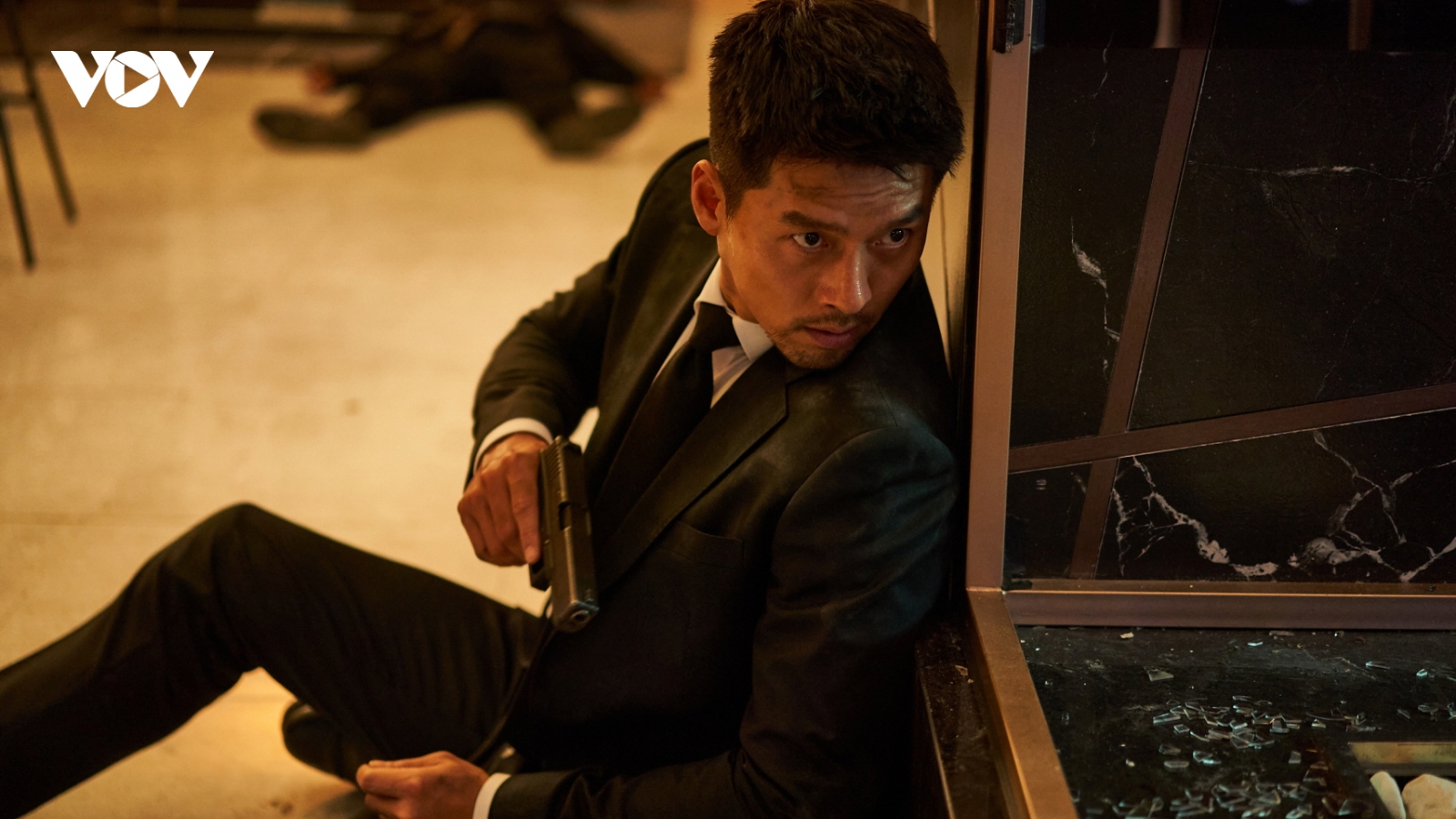 Hyun Bin đốn tim fan với vẻ ngoài nam tính trong bom tấn hành động mới