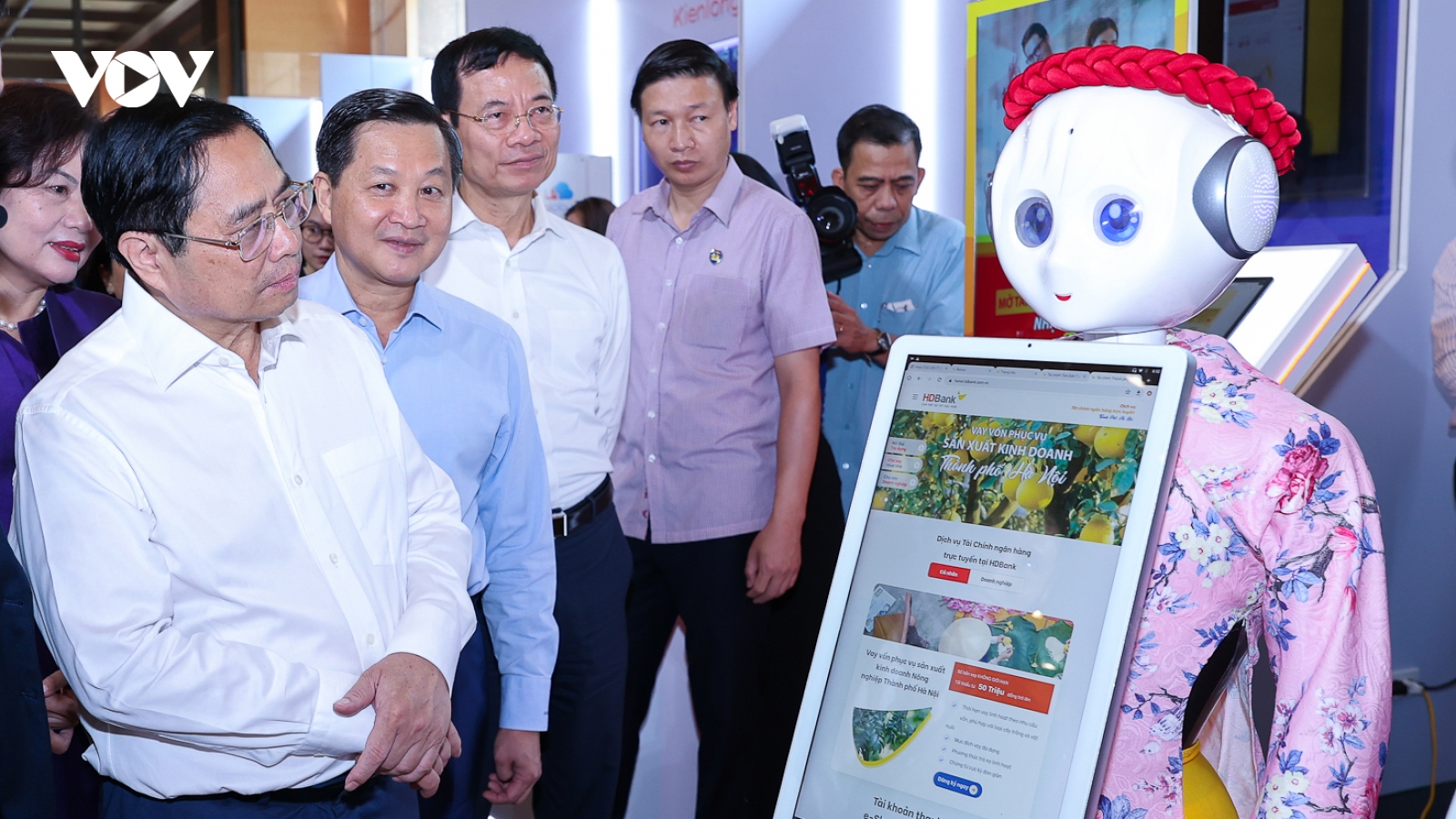 Thủ tướng: Ngành Ngân hàng hội tụ đủ yếu tố để tiên phong chuyển đổi số