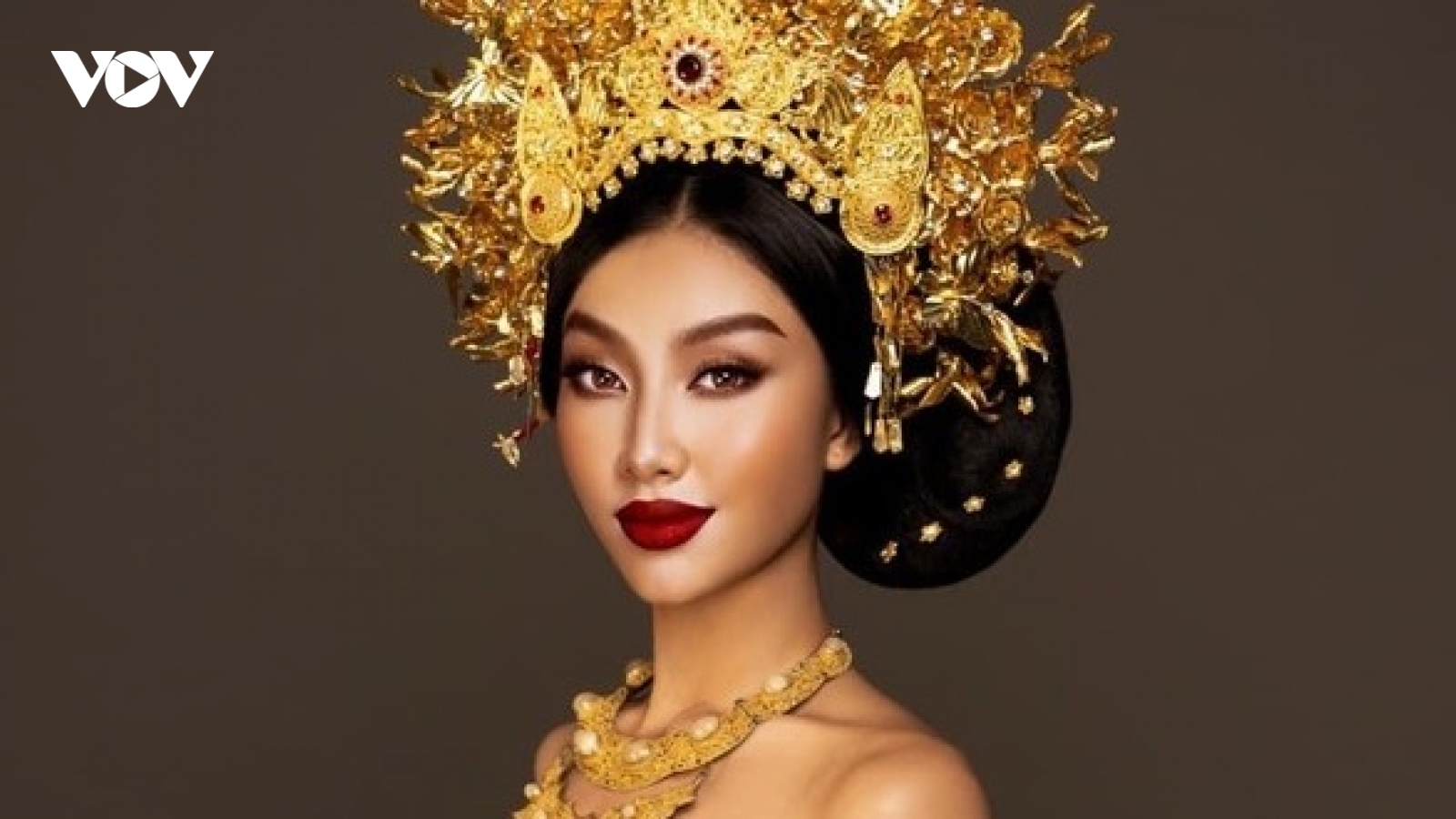 Hoa hậu Thùy Tiên hóa mỹ nhân Indonesia kiêu sa và quyền lực