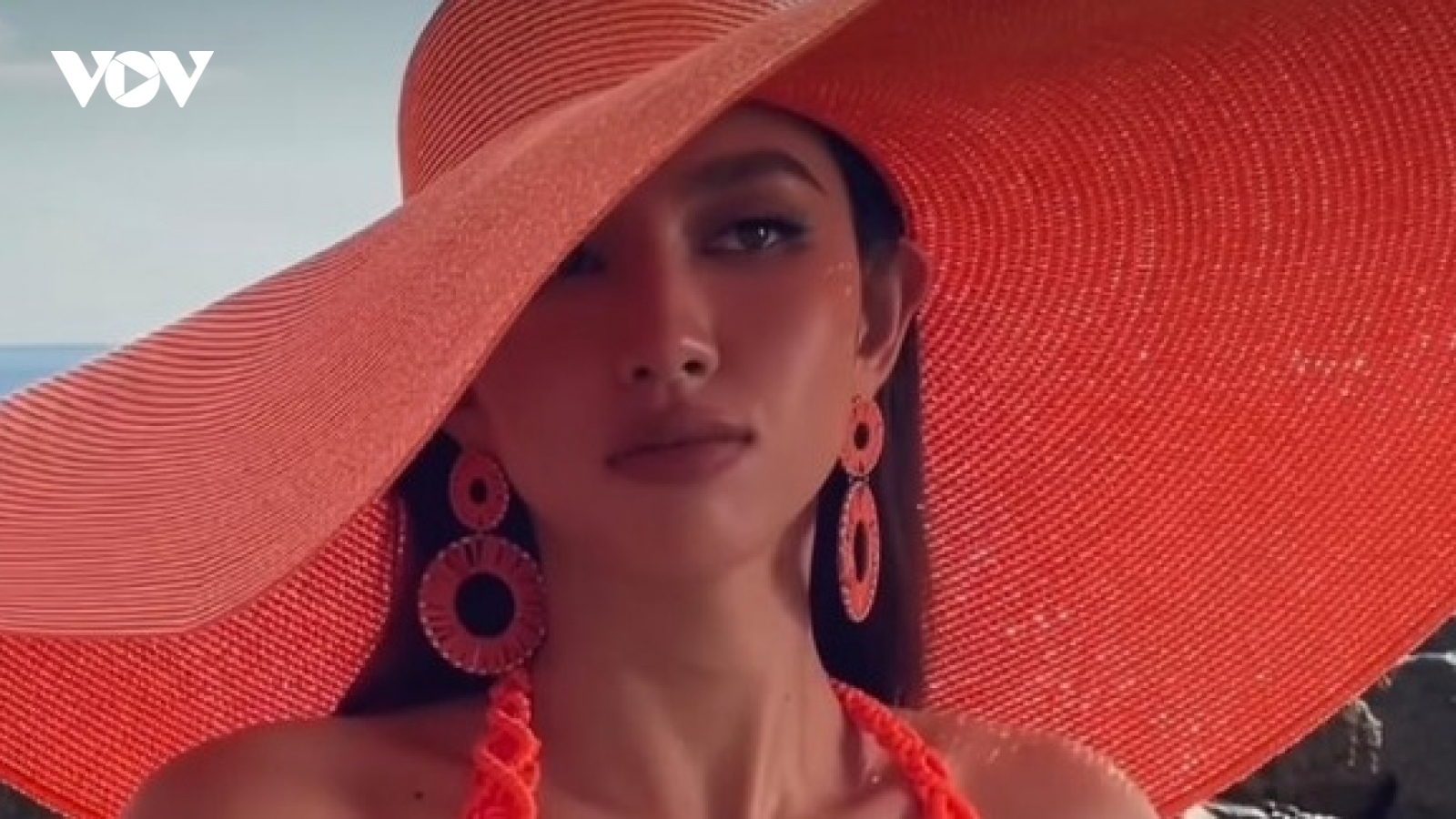 Hoa hậu Thùy Tiên diện bikini rực rỡ, thả dáng cuốn hút trên biển