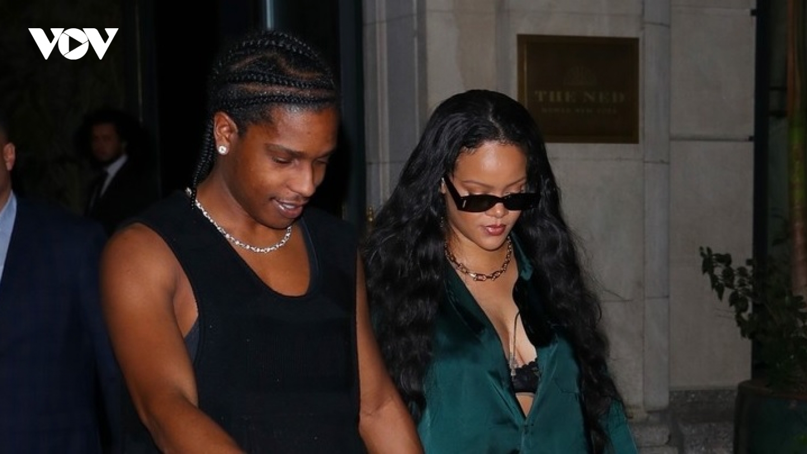 Rihanna diện mốt khoe nội y nóng bỏng đi chơi đêm cùng bạn trai