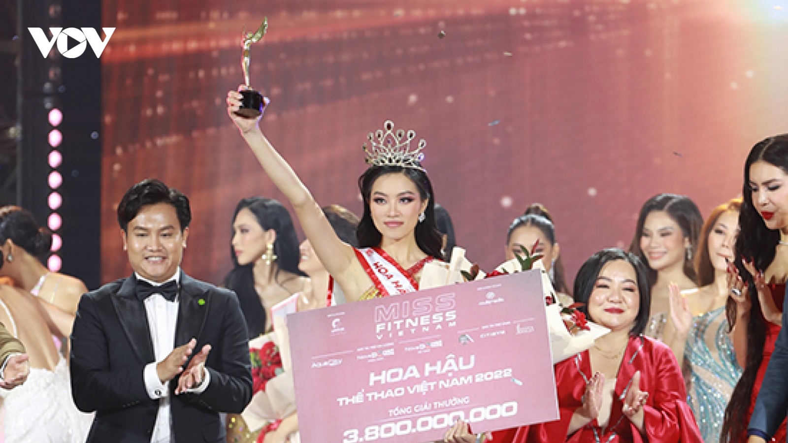 Chuyện showbiz: Tân Hoa hậu Thu Thủy phản hồi về clip liên quan đến bóng cười