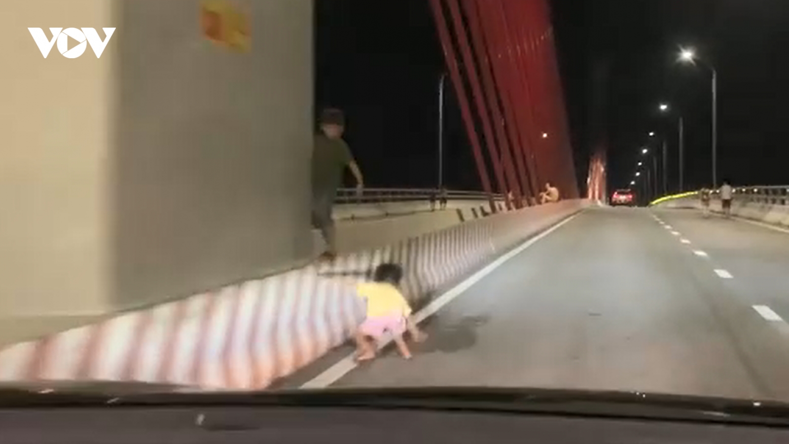 Thót tim clip ghi lại cảnh bé gái tuột tay ngã nhào trước đầu xe ô tô