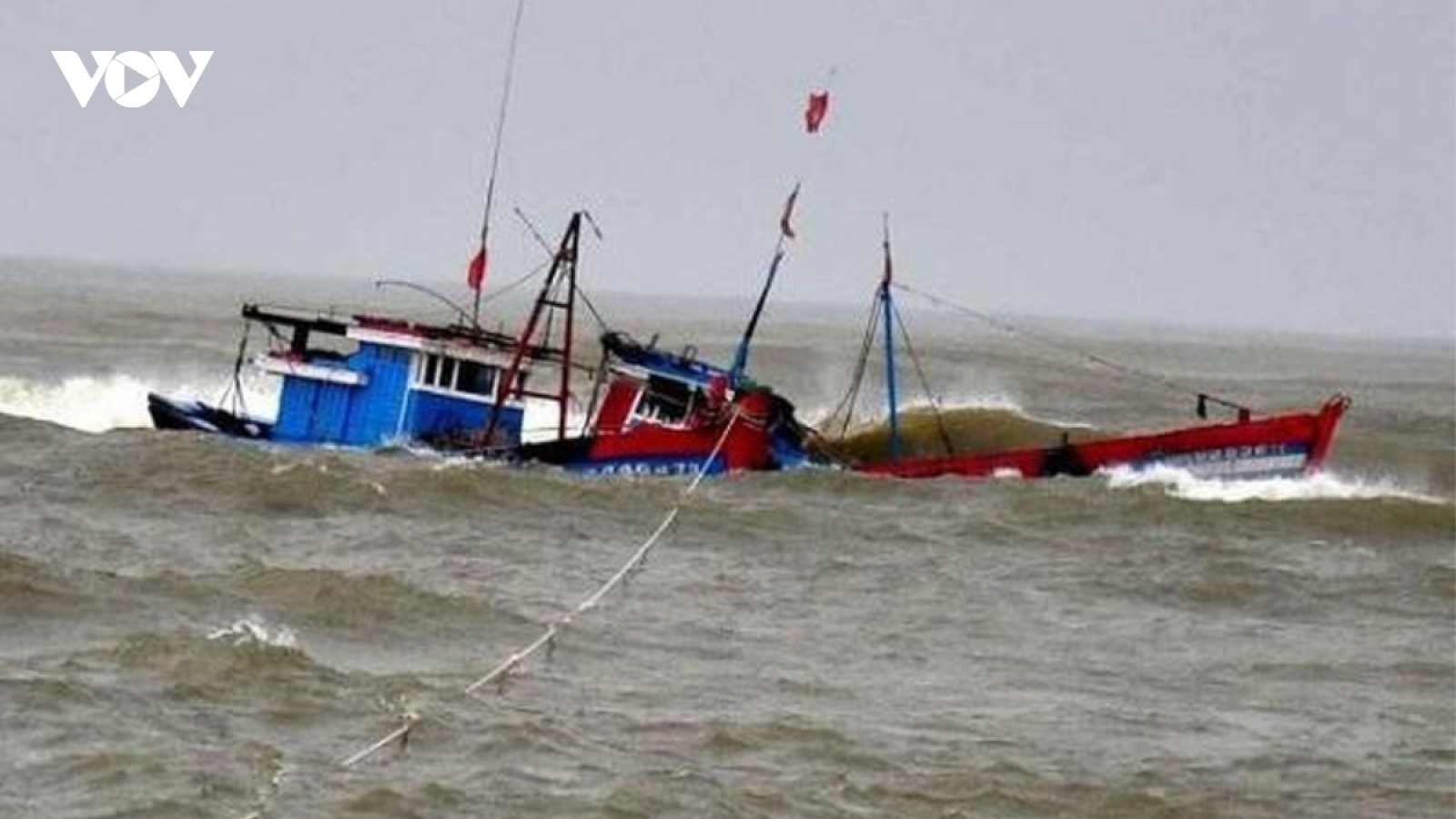 Đã tìm thấy tàu cá cùng 5 ngư dân mất tích trên vùng biển Hà Tĩnh