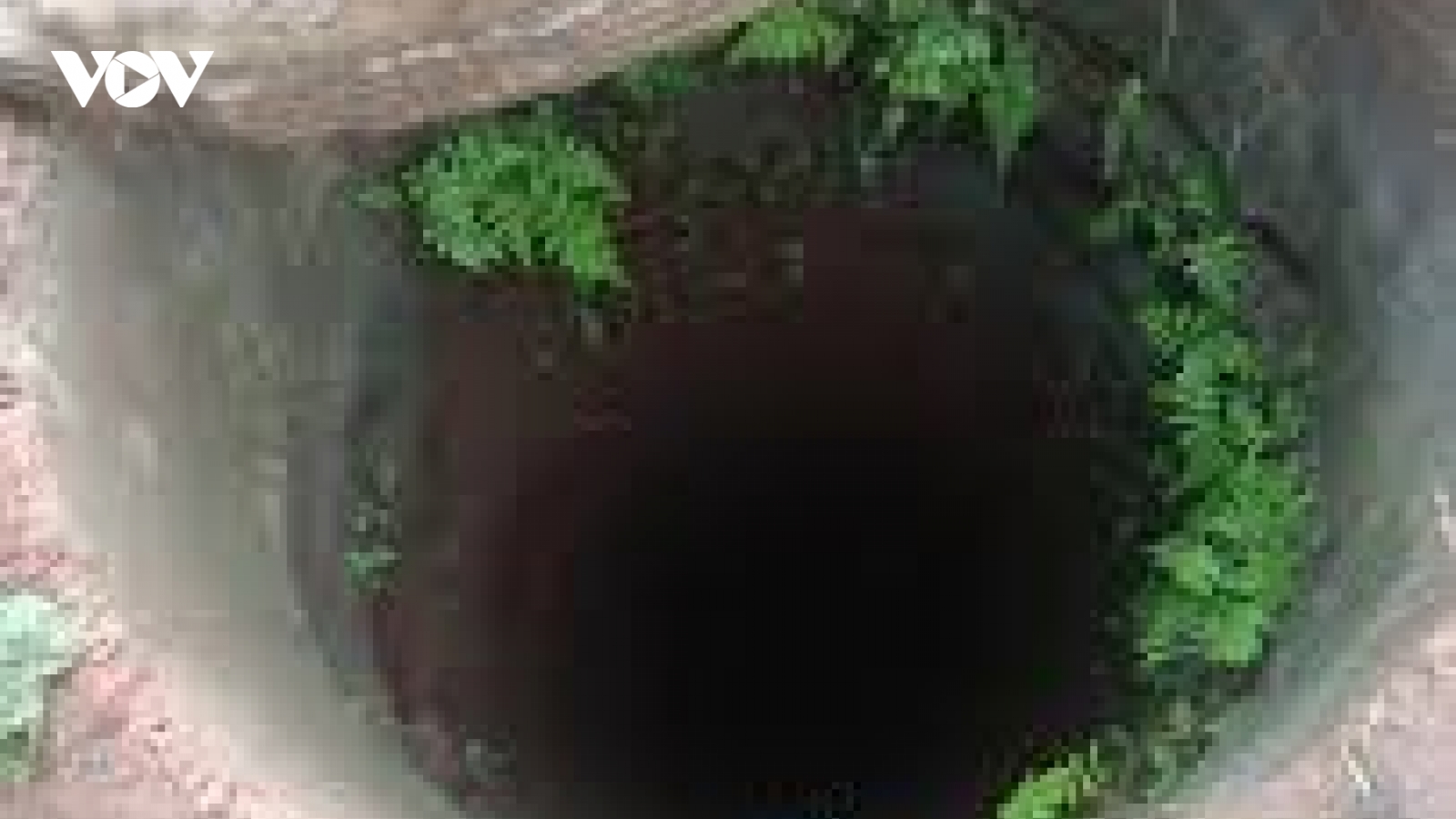 Bàng hoàng phát hiện thi thể hai bố con dưới giếng nước của gia đình