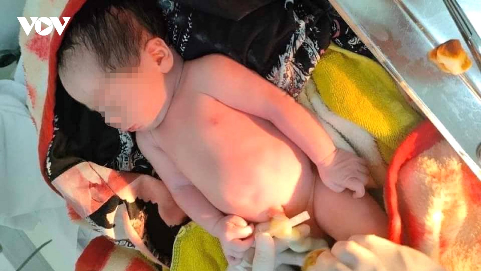 Bé trai sơ sinh còn nguyên dây rốn bị bỏ lại ở trạm bơm cũ