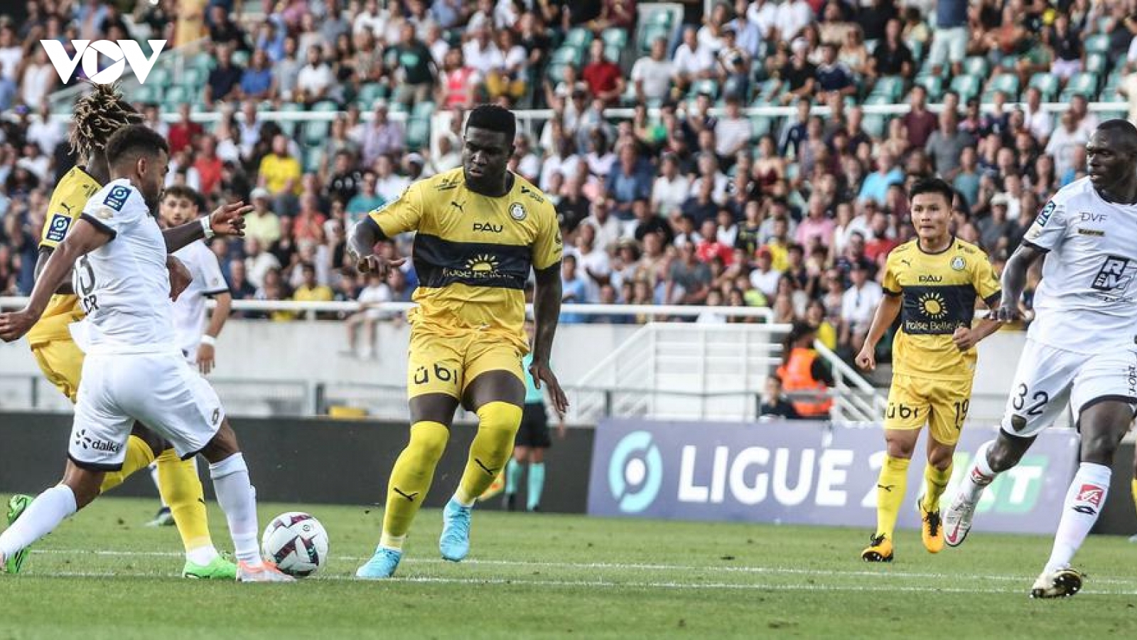 Bảng xếp hạng Ligue 2 mới nhất: Đội bóng của Quang Hải ở nhóm nguy hiểm