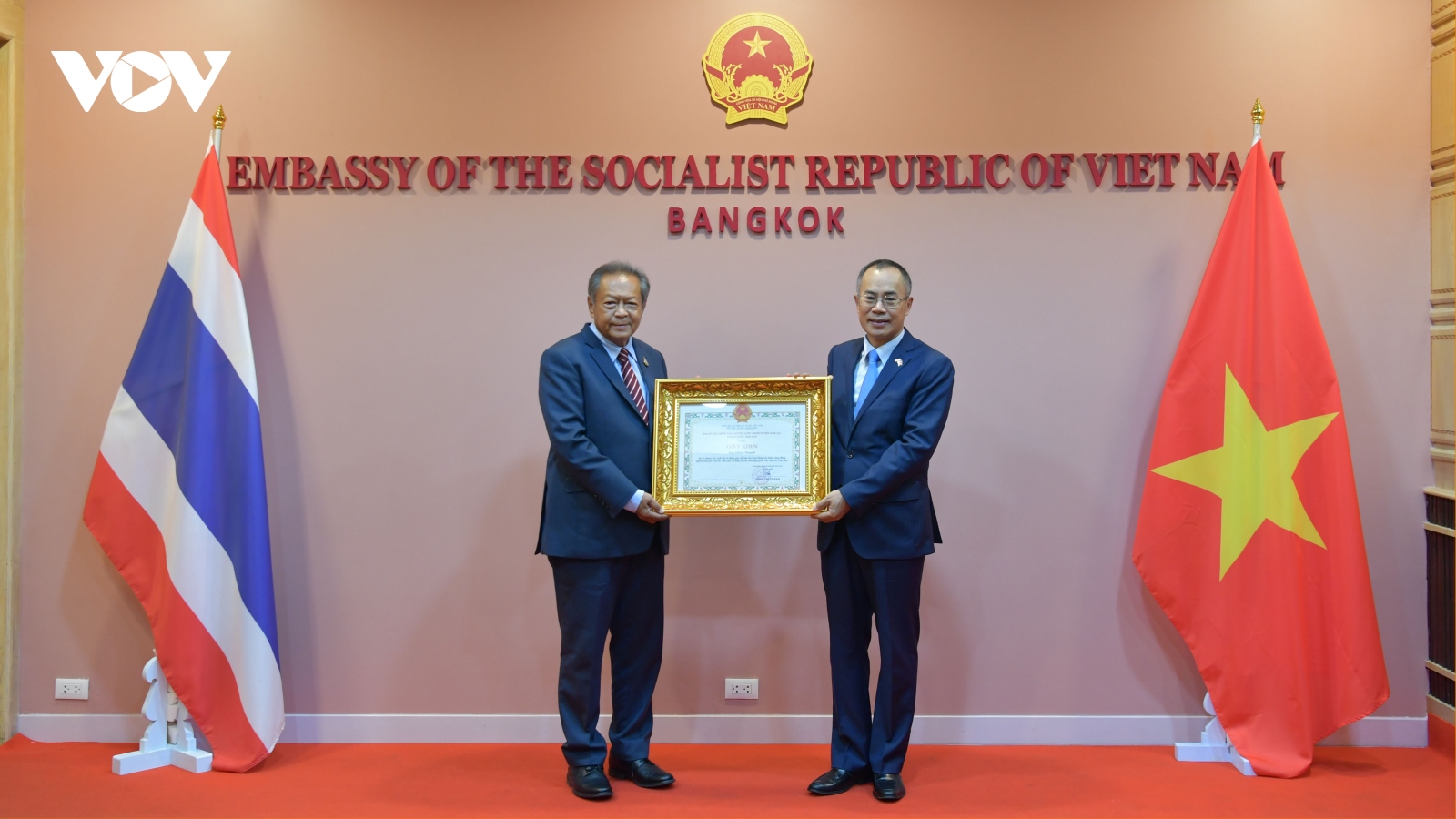 Đại sứ quán Việt Nam tặng Giấy khen cho các nguyên lãnh đạo tỉnh của Thái Lan