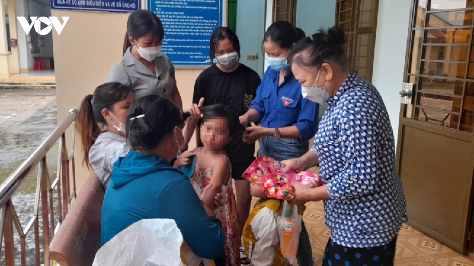 Bé gái 7 tuổi ở Bình Phước bị cha dượng bạo hành đã xuất viện, về quê 