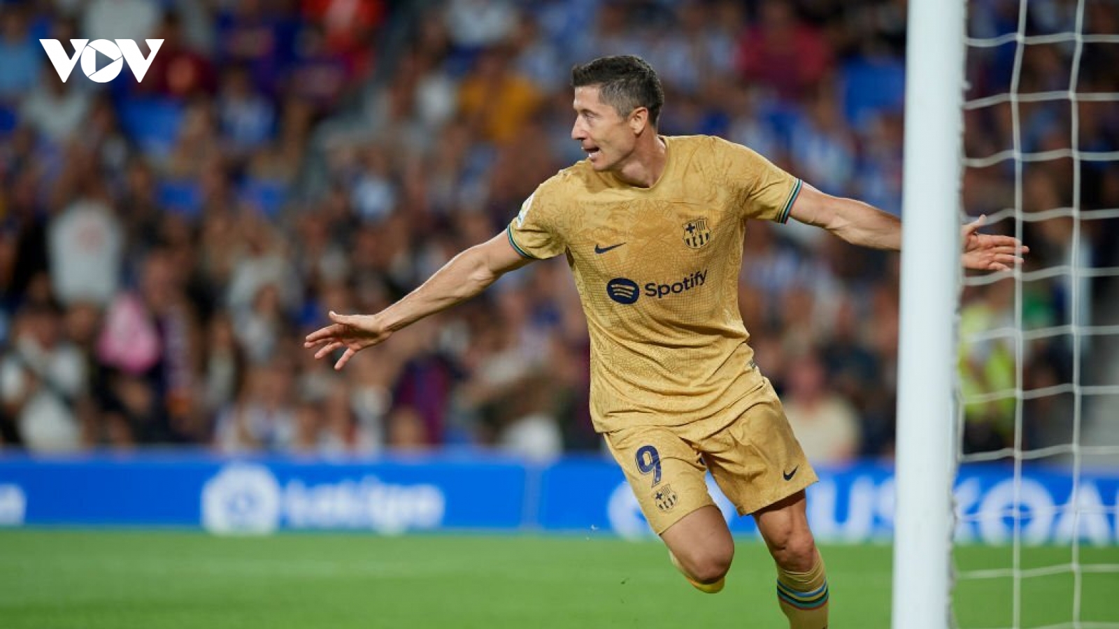 Lewandowski "mở tài khoản" bàn thắng tại La Liga, Barca hạ đẹp Sociedad