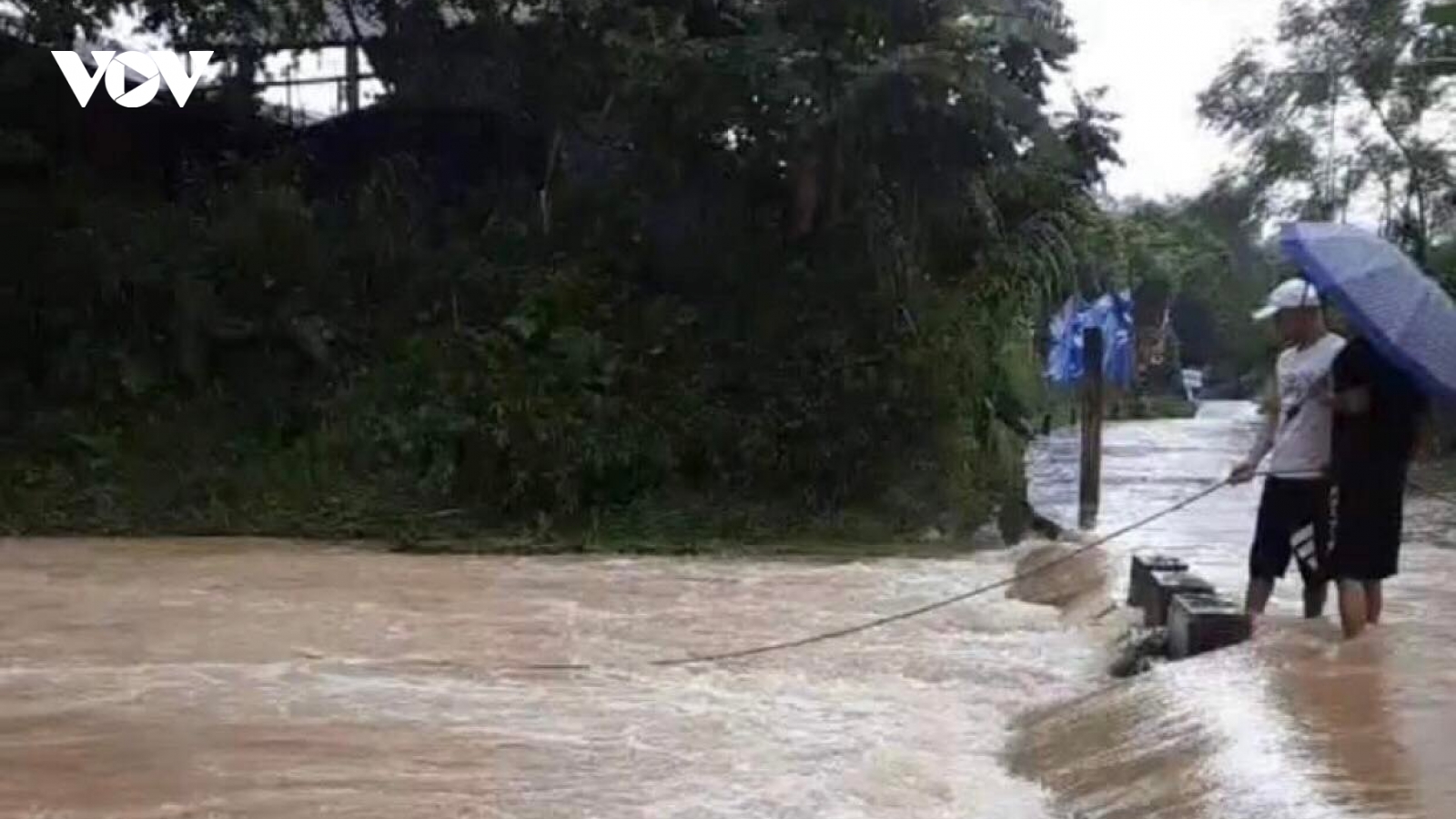 Một người bị lũ cuốn trôi khi lội qua ngầm tràn
