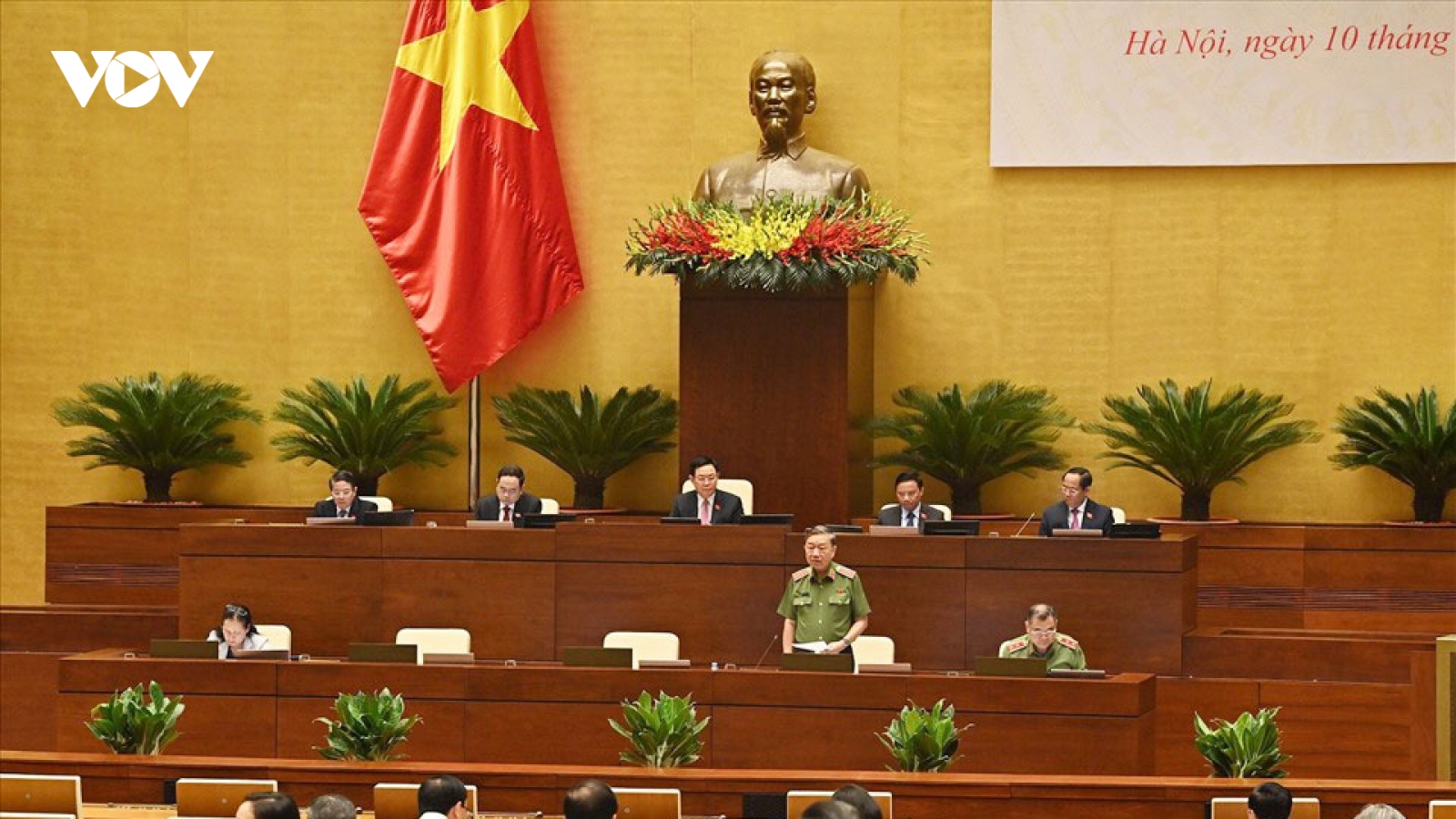 Đại biểu Quốc hội chất vấn Bộ trưởng Bộ Công an về hộ chiếu mẫu mới