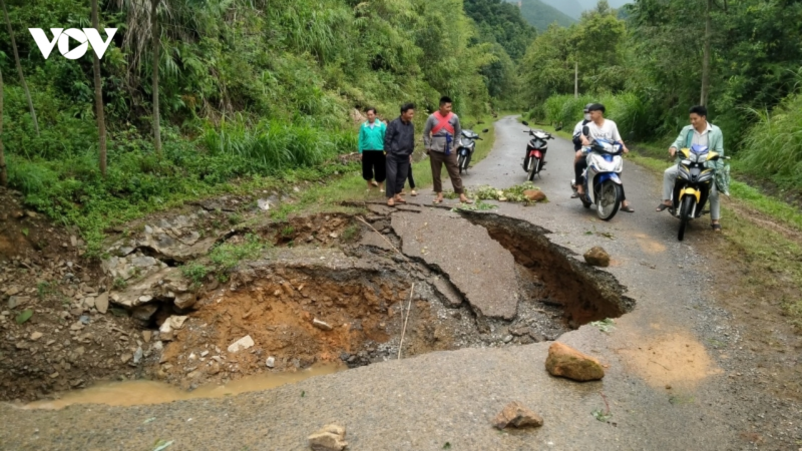 Hàng chục ngôi nhà bị tốc mái do mưa dông ở Cao Bằng
