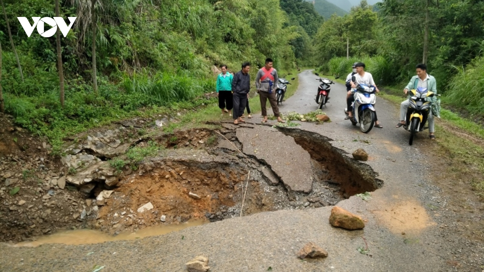 Hàng chục ngôi nhà bị tốc mái do mưa dông ở Cao Bằng