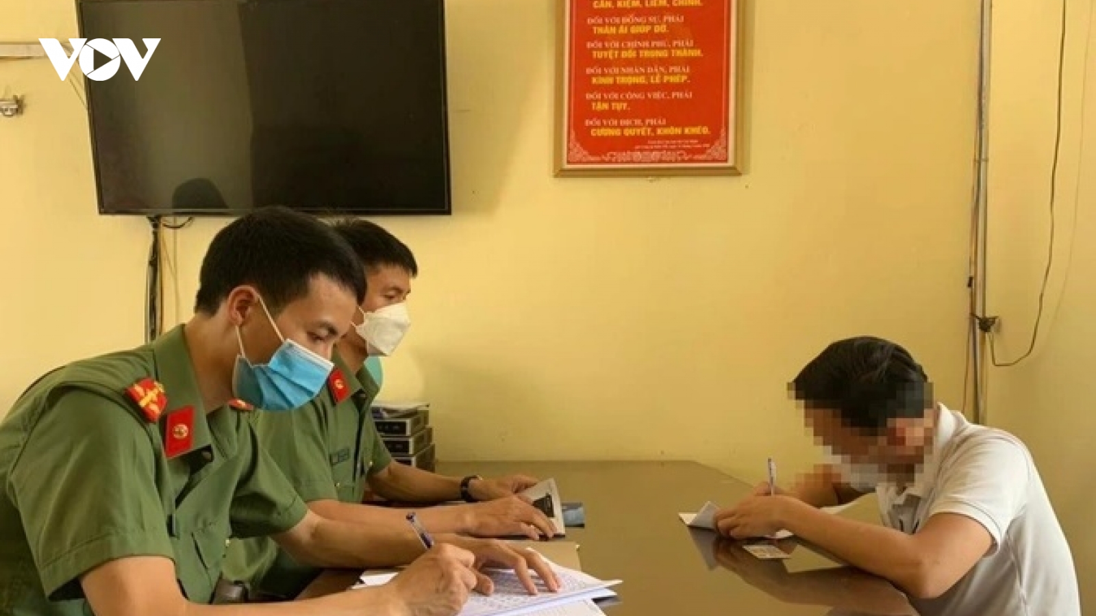 Mượn trang phục công an chụp ảnh đăng TikTok khoe "đi bar"