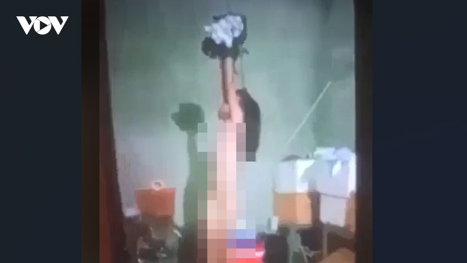 Xác minh clip bé gái không mặc đồ bị trói tay treo lơ lửng trên trần nhà