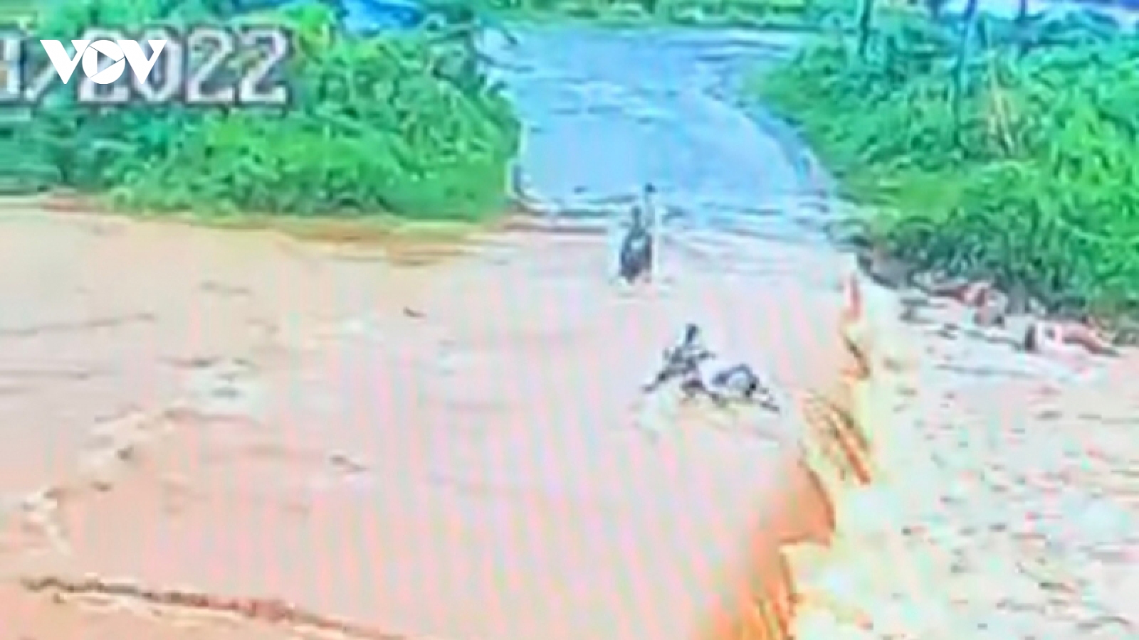 Đi xe điện qua ngầm tràn, thiếu niên 15 tuổi bị lũ cuốn trôi