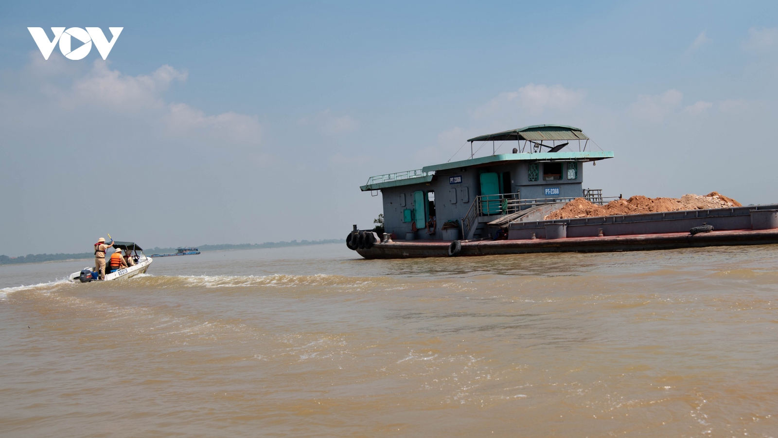 Yêu cầu hàng loạt tàu thuyền hạ tải khi lưu thông trên sông Hồng