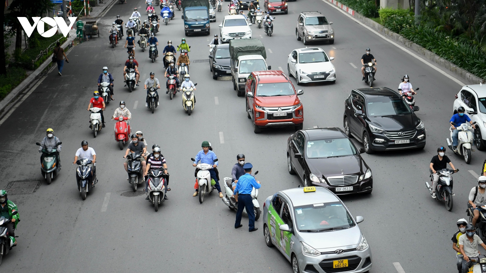 Ngày đầu phân làn đường Nguyễn Trãi: Giao thông lộn xộn, xung đột