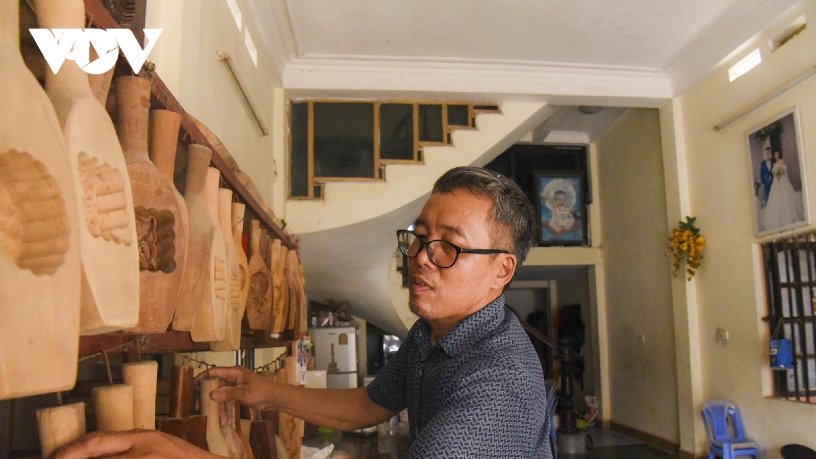 Nghệ nhân Trần Văn Bản hơn 40 năm miệt mài với khuôn bánh Trung thu truyền thống