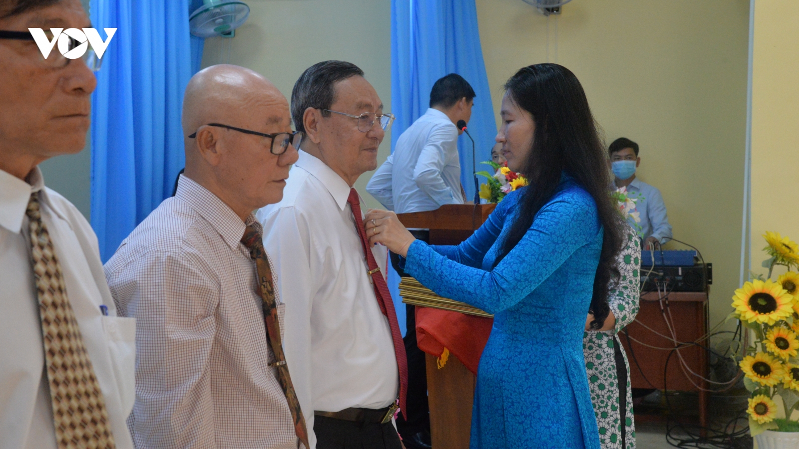 Tiền Giang, Bạc Liêu trao tặng, truy tặng Huy hiệu Đảng cho đảng viên tiêu biểu